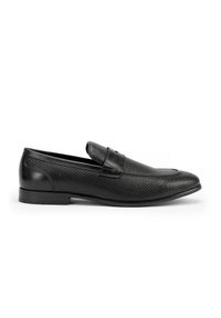 Mocasines de cuero negro con un upper texturizado, puntera redondeada y una correa única en el empeine. Diseño sin cordones con un tacón bajo.