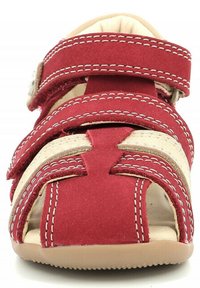 Sandalia de ante roja con dos correas anchas, diseño de punta abierta, acentos en crema contrastantes, costuras detalladas y hebilla ajustable.