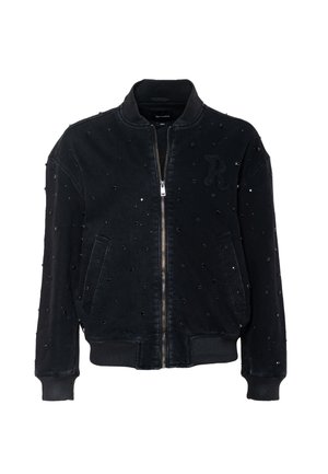 Czarna bomberka denimowa z zamkiem błyskawicznym, ozdobiona rozproszonymi czarnymi ćwiekami i teksturowanym materiałem. W zestawie ściągacze przy mankietach i w pasie.