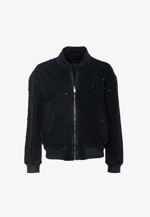 Chaqueta bomber de mezclilla negra con cremallera, adornada con tachuelas negras dispersas y un tejido texturizado. Incluye puños y cinturilla acanalados.
