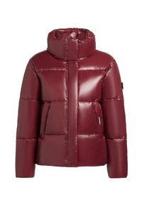 Bordeauxfarbene Pufferjacke mit hohem Kragen, gestepptem Design, Seitentasche und glänzender Oberfläche. Mit Logo-Patch am Ärmel.
