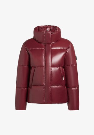 Giacca piumino bordeaux con colletto alto, finitura lucida, design squadrato, trapuntatura orizzontale, chiusura con zip anteriore e una tasca laterale.