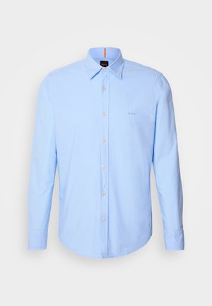 Vaaleansininen pitkähihaisissa paidassa on puuvillamateriaali, jossa on napillinen kaulus, nappipääntie ja hillitty logon brodeeraus rinnassa.