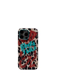 Funda de teléfono con diseño de estampado de leopardo, acentos rojos y texto en turquesa que dice "BIMBA Y LOLA" con un número en negrita "92".
