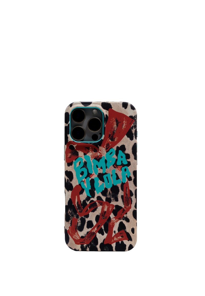 Funda de teléfono con diseño de estampado de leopardo, acentos rojos y texto en turquesa que dice "BIMBA Y LOLA" con un número en negrita "92".