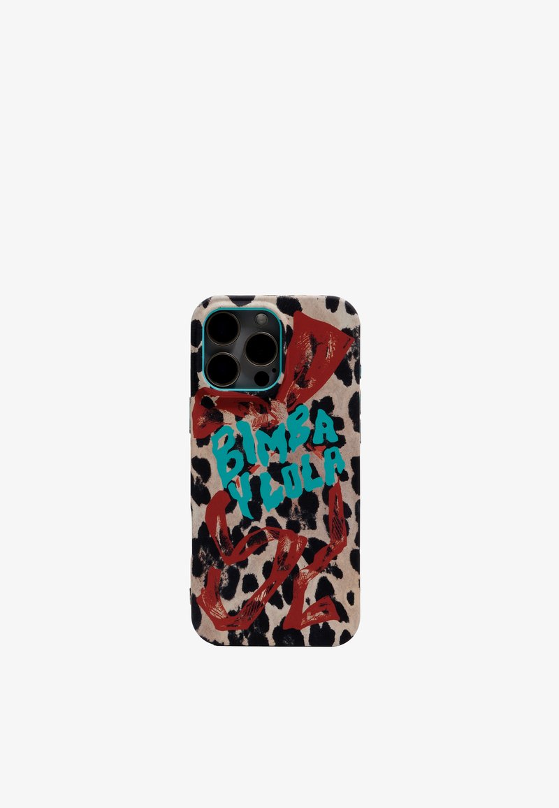 Funda de teléfono con diseño de estampado de leopardo, acentos rojos y texto en turquesa que dice "BIMBA Y LOLA" con un número en negrita "92".