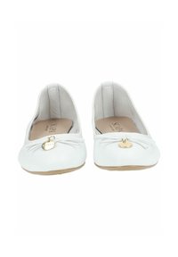 Ballet flats bianche realizzate in pelle liscia, con un piccolo charm dorato e un dettaglio a fiocco decorativo sulla parte frontale. Fodera interna morbida e suola flessibile.