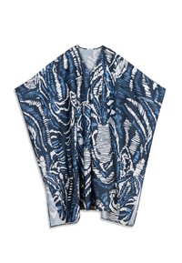 Kaftan bleu et blanc à motif, de coupe ample et large, doté d'un col en V et de manches fluides. Confectionné dans un tissu léger.