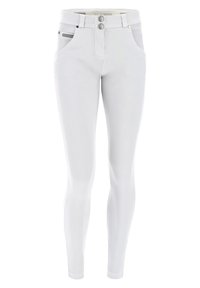 Weiße Denim-Hosen mit Slim-Fit, ausgestattet mit einem geknöpften Vorderverschluss, zwei Fronttaschen und dezenten Markenakzenten.
