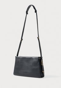 Mala de ombro em couro preto com alça ajustável e detalhes em fivela dourada, apresentando um discreto logótipo em relevo na parte da frente.