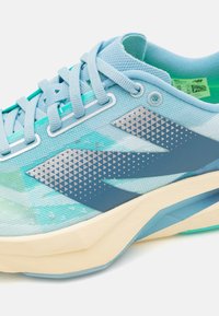 New Balance FUELCELL REBEL V4 - Scarpe da corsa su strada - blue