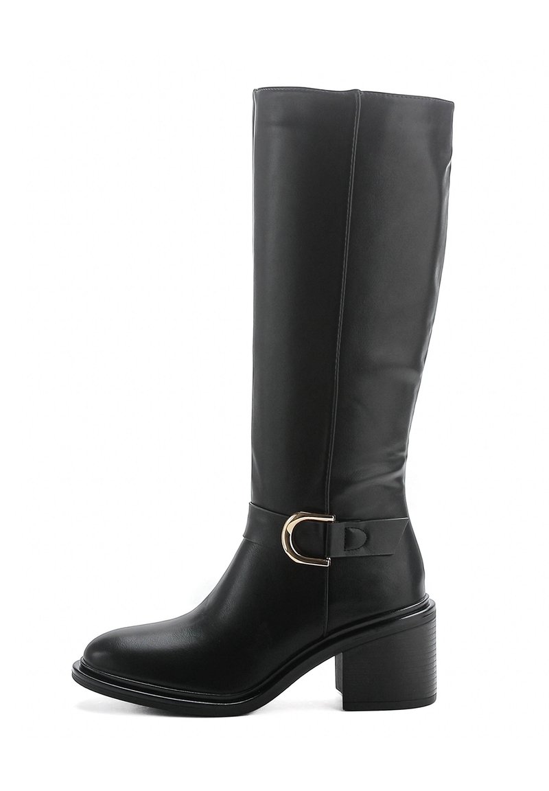 Bota negra hasta la rodilla hecha de material sintético suave, con un tacón cuadrado, un acento de hebilla en tono dorado y un diseño de punta redondeada.