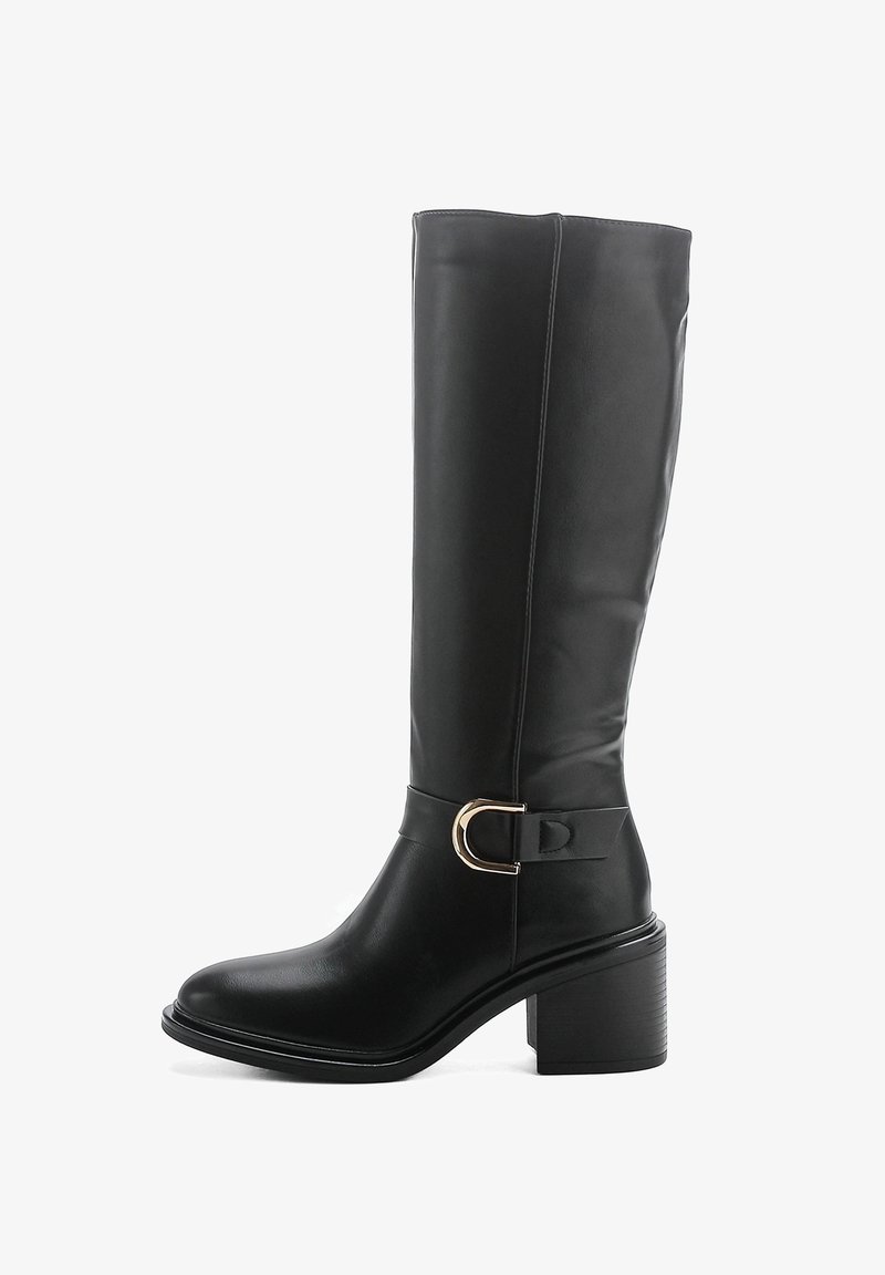 Bota negra hasta la rodilla hecha de material sintético suave, con un tacón cuadrado, un acento de hebilla en tono dorado y un diseño de punta redondeada.