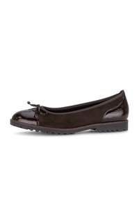 Bruine balletschoenen met een glanzende patent neuskap, een suède bovenwerk en een klein strikje. Textuurdatum voor grip en comfort.