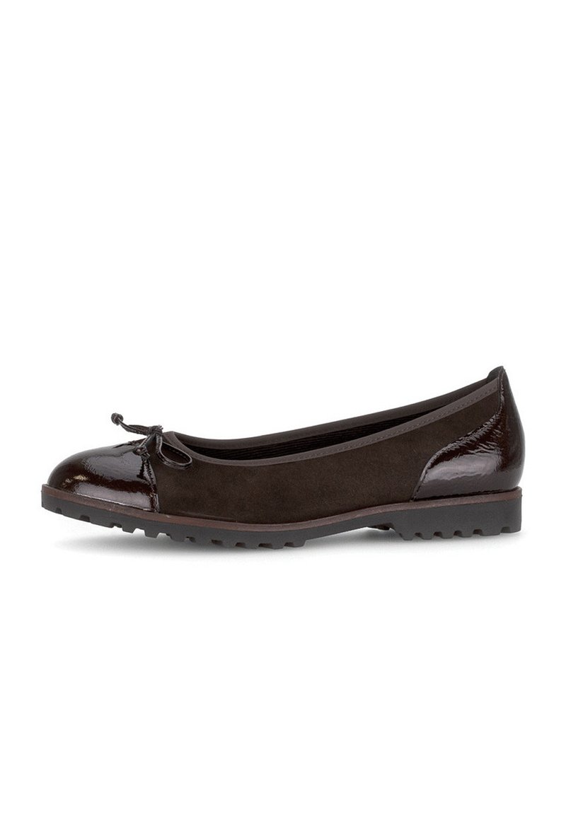 Bruine balletschoenen met een glanzende patent neuskap, een suède bovenwerk en een klein strikje. Textuurdatum voor grip en comfort.