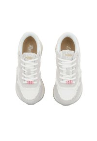 Sneakers bianchi con una tomaia in tessuto testurizzato, con dettagli in pizzo rosa e un logo sulla linguetta, abbinate a una soletta beige.