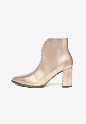 Metalen rosegouden enkellaars met een spitse neus, gladde textuur en een chunky hak. Kenmerkt zich door minimale stiksels en een logo-accent.