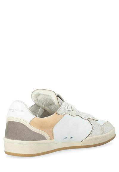 Sneaker bianco con accenti in suede beige e grigio. Punta arrotondata, chiusura con lacci e finitura testurizzata. Logo sul tallone e sul lato.
