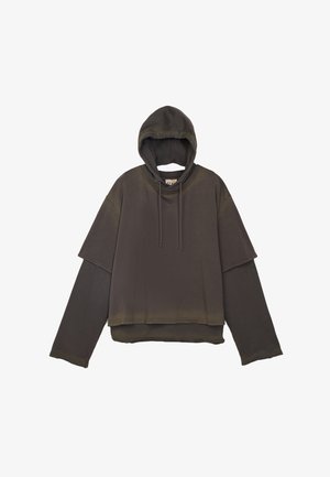 Dunkelgrauer, geschichteter Hoodie mit Kordelzugkapuze und langen Ärmeln, der eine verkürzte äußere Schicht über volllangen Innenärmeln bietet.