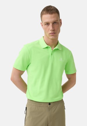 Grünes Poloshirt mit fester Textur und kurzen Ärmeln, ausgestattet mit einem Kragen mit drei Knöpfen und einem kleinen Logo auf der linken Brust.