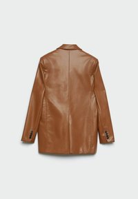 Ruskea nahkableiseri, jossa on jämäkkä muotoilu, lovettu kaulus ja napilliset kalvosimet, sileä pinta ja selkeät linjat.