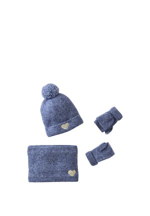 Blauer gestrickter Winterhut mit Bommel, passender Halswärmer und Fäustlinge, jeweils mit einem kleinen beigen Herzpatch verziert.