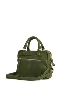 Sac à main en daim vert avec deux poignées, une bandoulière amovible et une poche avant zippée. Éléments métalliques dorés.