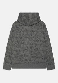Grau-gestreifter Kapuzenpullover mit einem strukturierten Muster, das wiederholt den Text "AIR JORDAN" zeigt. Das Material wirkt weich und lässig, mit gerippten Bündchen und Saum.