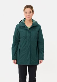 Giacca impermeabile verde con cappuccio, zip frontale e tasche laterali. Caratterizzata da una texture liscia e un design minimalista. Adatta per uso all'aperto.