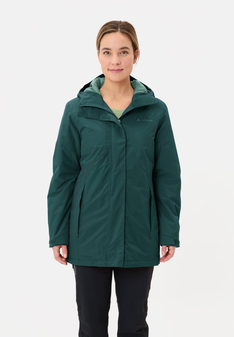 Giacca impermeabile verde con cappuccio, zip frontale e tasche laterali. Caratterizzata da una texture liscia e un design minimalista. Adatta per uso all'aperto.