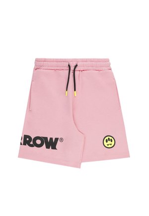 Pantaloncini casual rosa con coulisse nere, tasche laterali, grande testo nero sulla gamba sinistra e piccolo volto sorridente giallo con zanne sulla gamba destra.