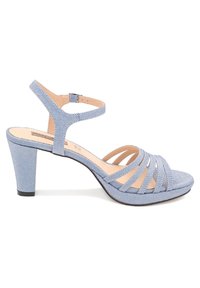 Sandal con tacco blu chiaro, superiore in tessuto texturizzato, design aperto sulla punta, cinturini incrociati e un tacco a blocco moderato. Chiusura a fibbia alla caviglia.