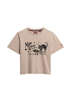 Lysebeige bomulds-T-shirt med korte ærmer, med et sort print af en kat og teksten "Nine Lives Vinyl."