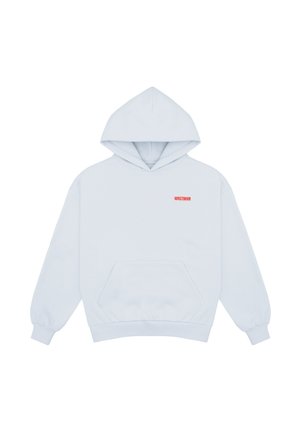 Sweat à capuche bleu clair avec poche avant et petit texte rouge "WRSTBHVR" sur la poitrine, présenté sur fond blanc.