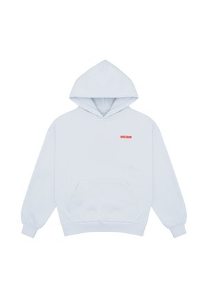 Sweat à capuche bleu clair avec poche avant et petit texte rouge "WRSTBHVR" sur la poitrine, présenté sur fond blanc.