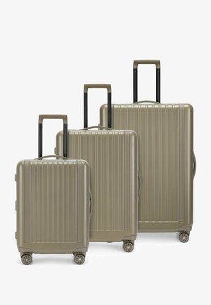 Tre valigie rigide verde oliva in dimensioni piccola, media e grande con quattro ruote e manici telescopici estensibili.