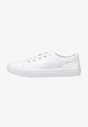 Witte leren lage sneakers met zes oogjes, platte veters en een gestructureerde rubberen zool. Subtiele kleuraccent op de hak. Gladde afwerking.