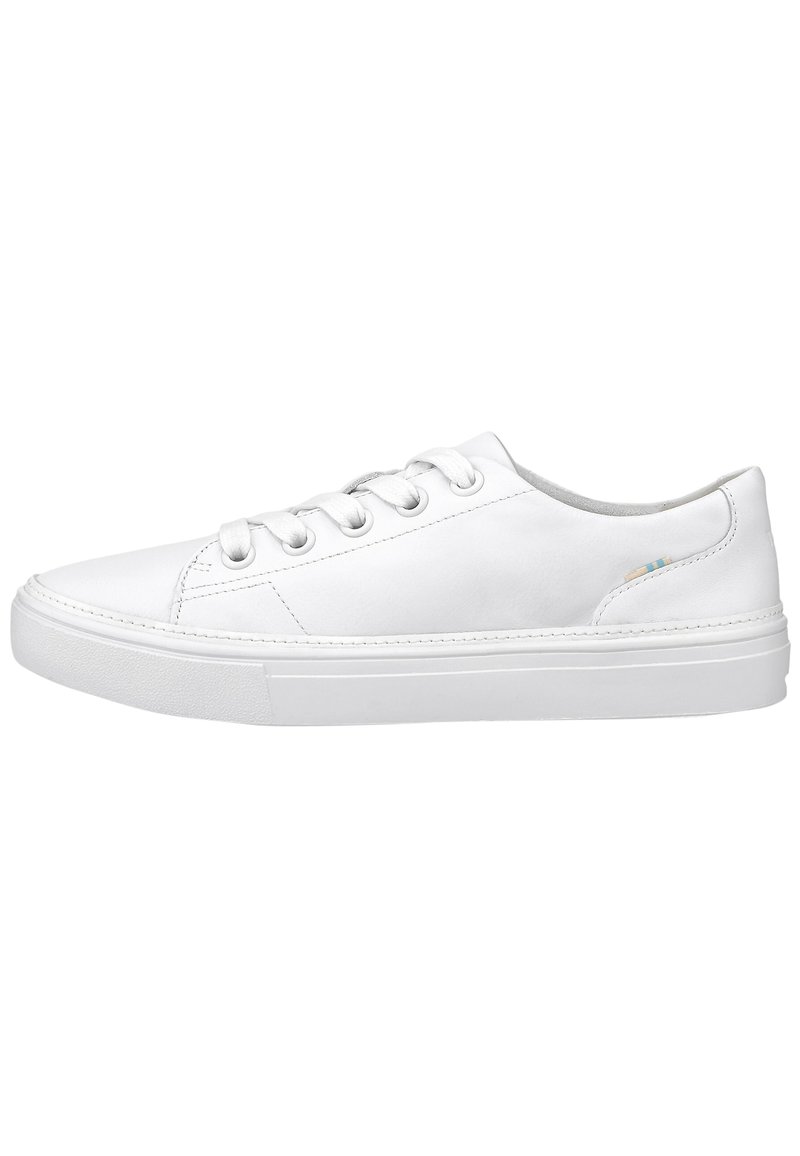 Weiße Leder-Sneaker im Low-Top-Stil mit sechs Ösen, flachen Schnürsenkeln und einer strukturierten Gummisohle. Dezenter Farbakzent an der Ferse. Glatte Oberflächenbeschichtung.