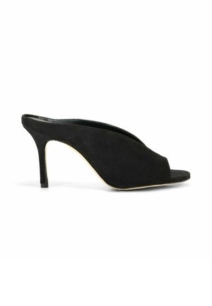 Mule in suede nero con punta aperta, tacco sottile di media altezza e design asimmetrico superiore su sfondo bianco.
