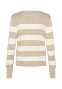 Beige og hvide stribet sweater med lange ærmer, rund hals og en blød strikket tekstur, der viser skiftende horisontale striber.