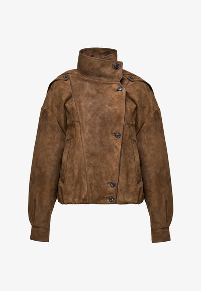 Barna szarvasbőr rövidített dzseki magas gallérral, aszimmetrikus gombos záródással, vállpántokkal és elülső zsebekkel.