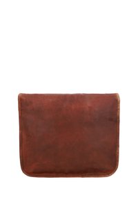 Sac messager en cuir marron avec une texture lisse, de forme rectangulaire et une fermeture à rabat plié. Coutures visibles le long des bords.