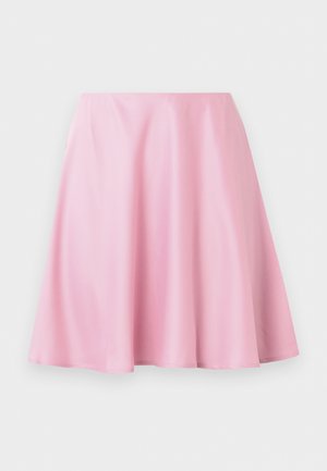 Falda línea A de largo hasta la rodilla en color rosa, con tela suave y ligeras arrugas, exhibida sobre un fondo blanco liso.