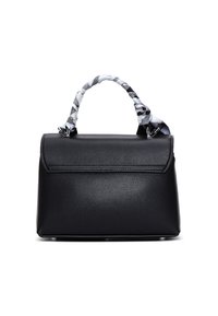 Bolso estructurado negro con textura suave, que presenta un asa corta de tela retorcida en un patrón blanco y negro, y un cierre magnético en la solapa.