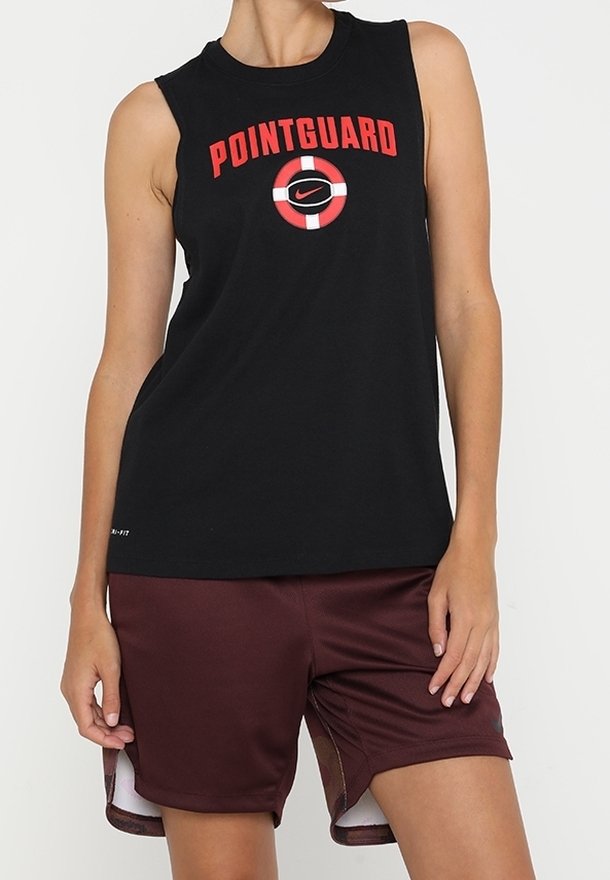 Zwarte mouwloze sporttop met "POINTGUARD" in rood en wit bedrukt, gecombineerd met bordeauxrode sportshorts met zijsplitten.