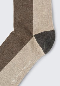 Brau und beige gestreifte Socken mit strukturiertem Strick, ausgestattet mit einer dunklen Zehenkappe und dem dezent am Bund platzierten Markenlogo.