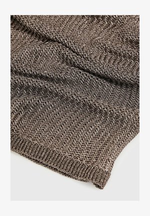 Metalliline pruun kangas, millel on kalasabba muster, omab pehmet tekstuuri ja ribakanti. Kanga lõng on kootud läikiva viimistlusega.