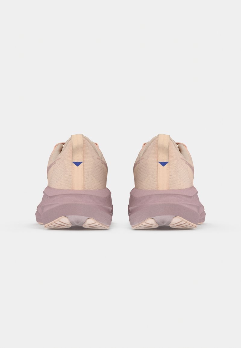 Baskets de course rose clair avec un dessus en tissu texturé, un col rembourré et un accent violet contrastant au niveau du talon. Semelle épaisse et rembourrée.