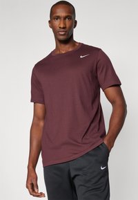 Nike Performance CREW SOLID - T-skjorte til trening - burgundy crush