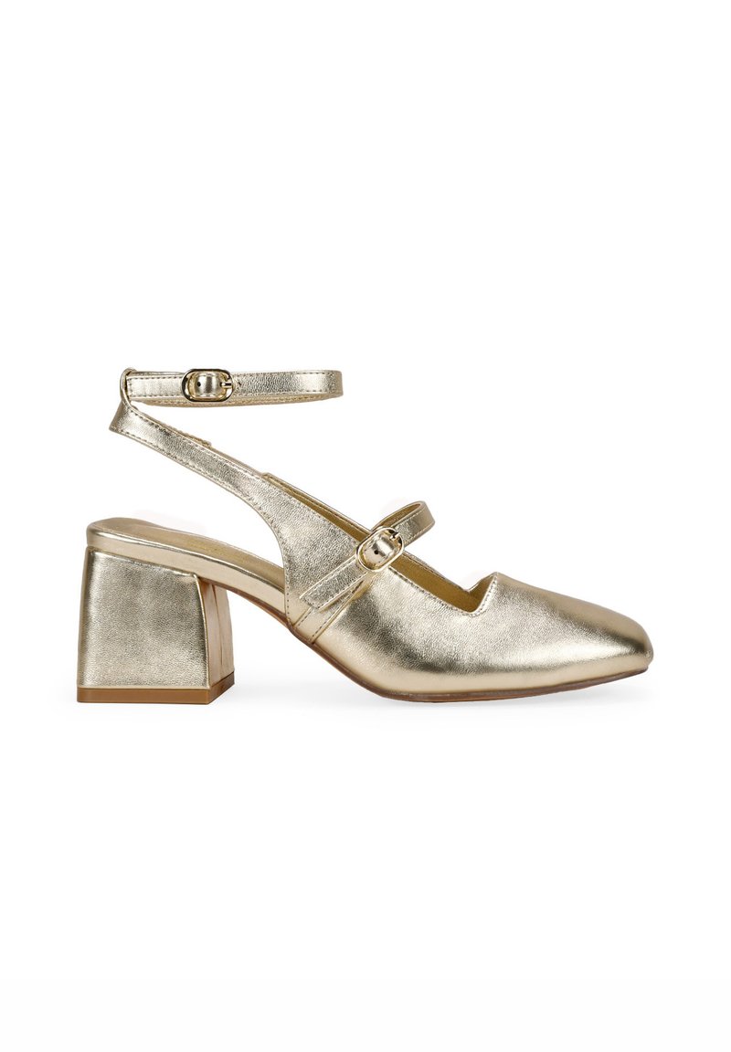 Zapato de tacón bloque metálico dorado con correas en el tobillo, punta afilada y dos correas horizontales. Textura suave con un acabado brillante.
